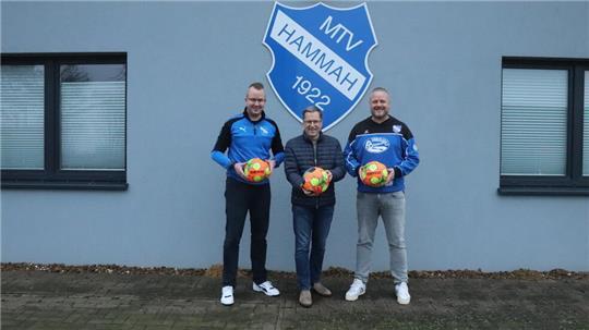 Hauptorganisator Michael Breuer (links) mit dem Schirmherren, Landrat Kai Seefried, und dem 1. Vorsitzenden des MTV Hammah, Marcus Wendt.