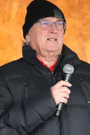 Hauptorganisator und Sprecher Dirk Ludewig beim Silvesterlauf 2025.