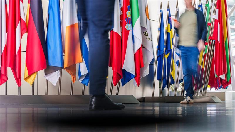 EZB wartet ab - Zinserhöhung im September wahrscheinlich Hauptziel der EZB ist ein stabiler Euro. Der Euro ist die gemeinsame Währung von etwa 358 Millionen Menschen in 21 Ländern der Europäischen Union.
