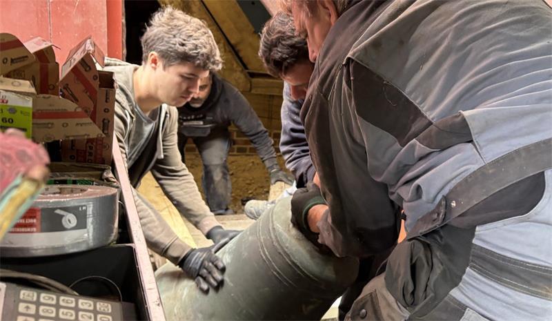 Schwere Schäden: Was jetzt mit den Altländer Kirchenglocken passiert Hauruck! Nach kurzer Zeit steht die 130 Kilogramm schwere Glocke im Transporter. Nächster Halt: Innsbruck.