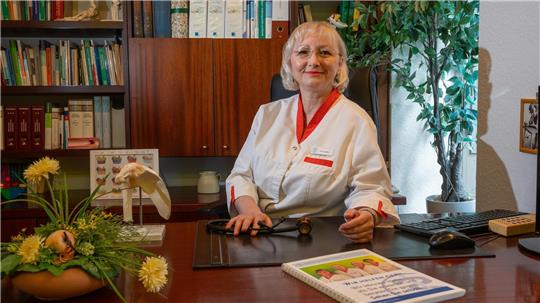 Hausärztin Dr. Birgit Lorenz gibt Ende September ihre Praxis in der Hafenstraße auf. Foto: Scheschonka