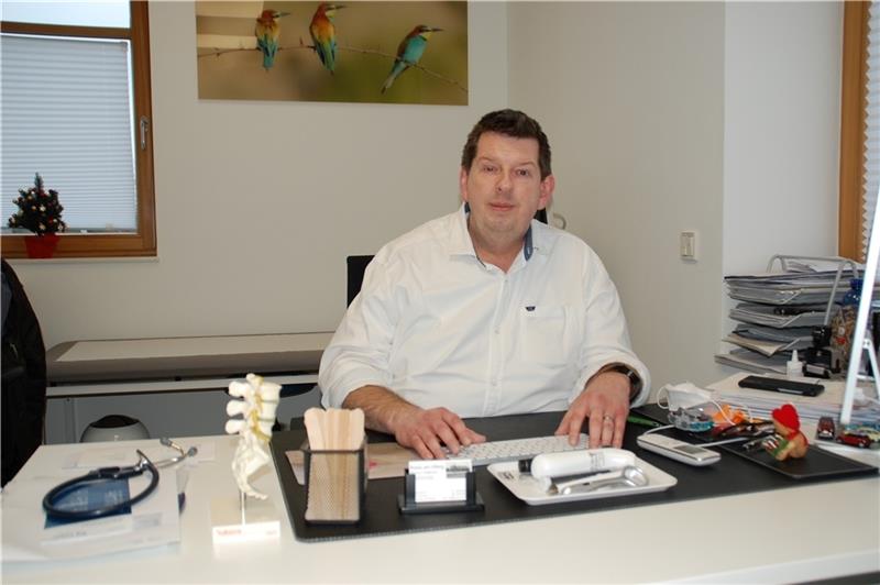 Hausarzt Marco J. Robinson in seiner „Praxis am Litberg“ in Sauensiek, die er seit 1. Januar 2022 eigenständig betreibt. Foto: Laudien