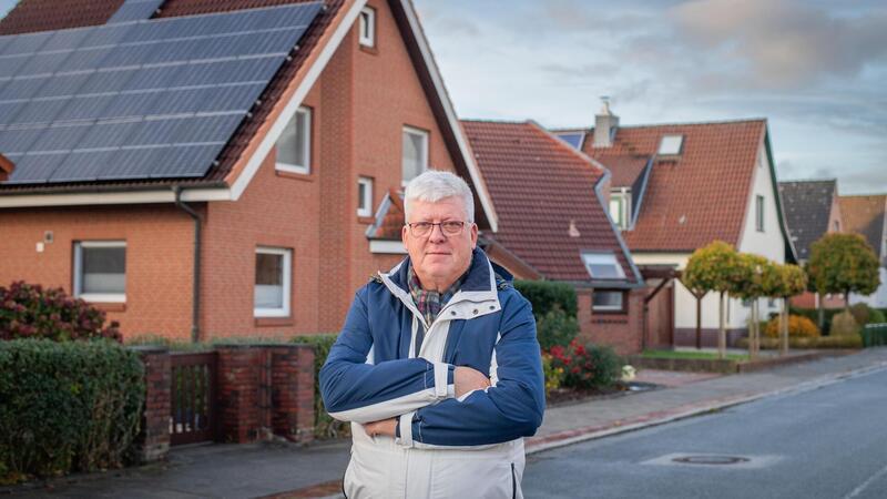 Ärger über neue Solaranlage: Hausbesitzer hat noch keinen Cent gesehen Hausbesitzer Helmut Graf aus Bremerhaven ärgert sich. Er hätte gerne schon Geld für seinen Solarstrom gehabt.