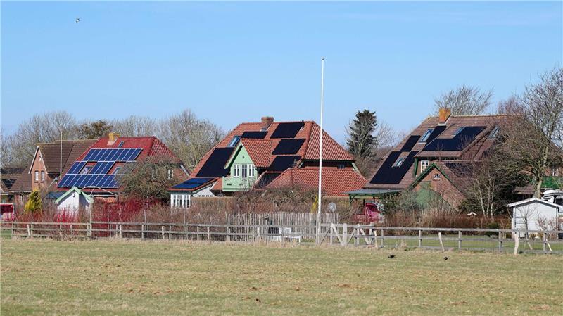 Haushalte mit PV-Anlagen sollen sich künftig stärker an der Netzfinanzierung beteiligen. (Symbolbild)