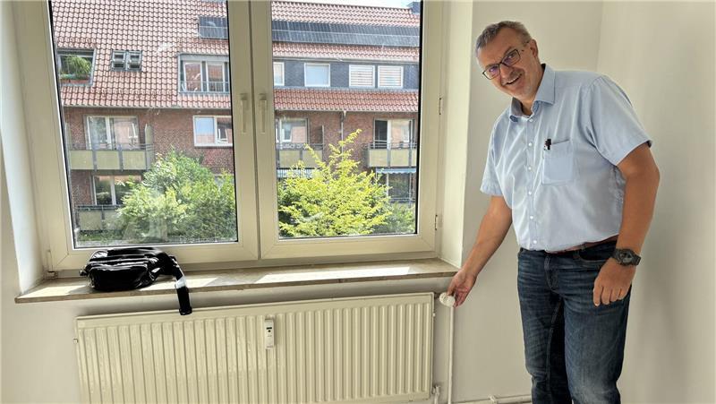 Hausmeister Stefan Eggebrecht macht sich ein Bild vom Zustand einer Wohnung, die neu vermietet werden soll.
