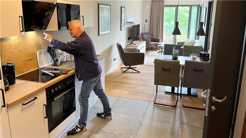 Haustechniker Gerald Rüffer bei den letzten Arbeiten in einer der 33 Ferienwohnungen.