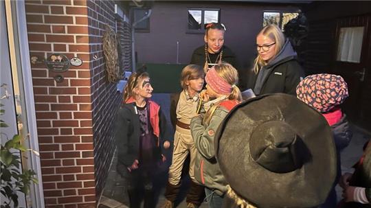 Haustürbesuche am Mittwochabend: Die Kinder machten sich bei der Reformations-Rallye auf Spurensuche und lernten viel über Martin Luther. An den Türen mussten sie ein geheimes Code-Wort sagen.
