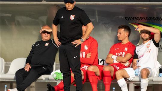 Havelse und Trainer Samir Ferchichi (2.v.l) könnten nun doch im Profifußball bleiben. (Archivbild)