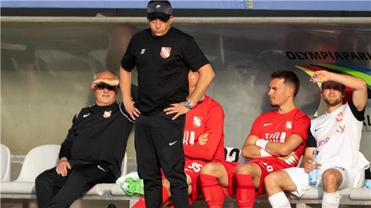 Havelse und Trainer Samir Ferchichi (2.v.l) könnten nun doch im Profifußball bleiben. (Archivbild)