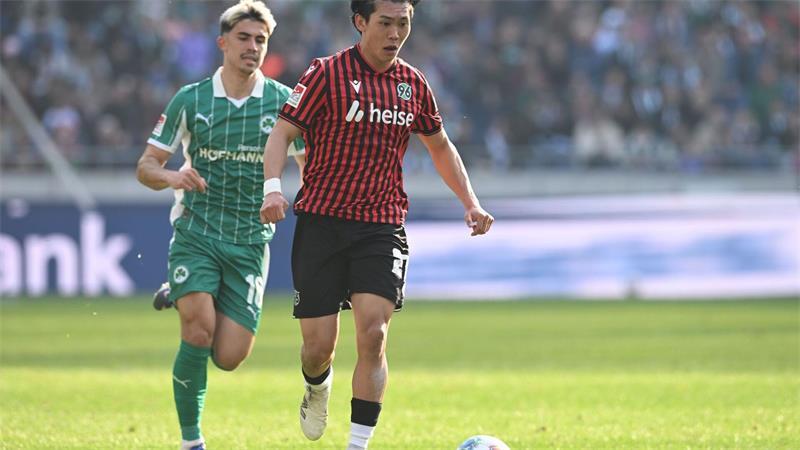 Hayate Matsuda (r) erzielte im Test gegen den 1. FC Phönix Lübeck das 1:0 für Hannover 96. (Archivbild)