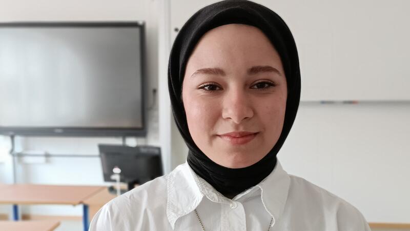 Hayriye Danisman macht eine Lehre zur Einzelhandelskauffrau.