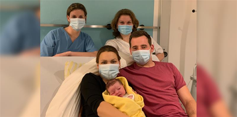 Hebamme Anne Tacke (oben links auf dem Bild) und Gynäkologin Dr. Yelena Kremer (oben rechts auf dem Bild) freuen sich gemeinsam mit den Eltern über die Geburt des kleinen Tim. Foto: Elbe Klinikum