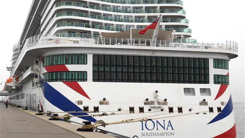 „Iona“-Passagiere stürmen Bremerhaven – Briten vorweg Heckansicht der „Iona“ an der Columbuskaje.