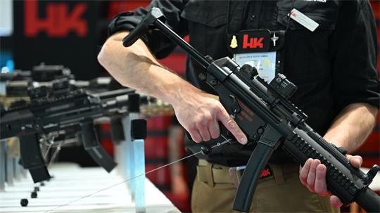 Heckler & Koch macht so viel Umsatz mit seinen Waffenverkäufen wie noch nie. Hier ein Blick auf den HK-Messestand bei der Waffenmesse Eurosatory 2026.