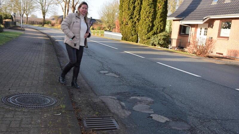 Schlaglöcher und Hochwasser-Sorgen in Hedendorf: Landkreis reagiert Hedendorfs Ortsbürgermeisterin Birgit Butter (CDU) macht sich am Tag nach der Ortsratssitzung ein Bild von der Fahrbahnreparatur auf der Harsefelder Straße (K 26).