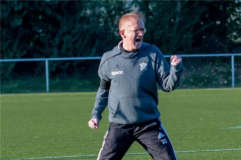 Hedendorfs Trainer Björn Stobbe bejubelten einen unerwarteten Sieg. Foto: Archiv