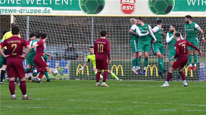 Aufstiegsträume vorbei? Heeslingen verliert Derby mit 0:2 Heeslingens Abwehrblock ist geschlagen. Nach einem Freistoß erzielt Noel Lohmann das 2:0 für die Gastgeber. Foto: Demmer