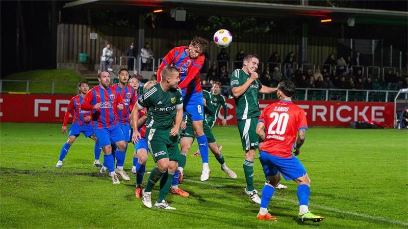 Heeslingens Darvin Stüve (Mitte) wurde zwar hautnah bewacht, erzielte aber dennoch zwei Tore für sein Team.
