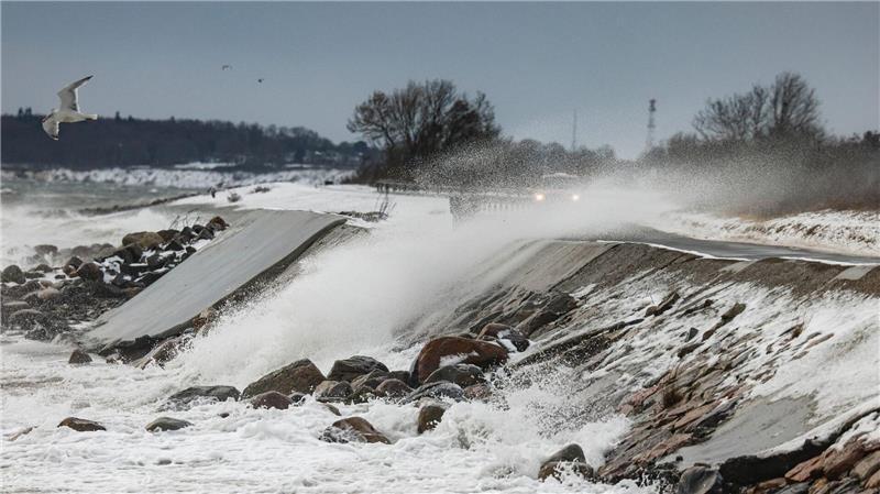 Heftiger Ostwind treibt das Wasser an die Küste.