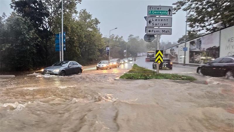 Rettungsaktionen nach Überschwemmung in Istanbul - zwei Tote Heftiger Regen flutete Straßen.