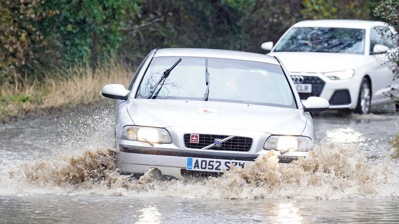 Orkantief trifft Westeuropa: Sieben Tote Heftiger Regen und Hochwasser an der Nordküste Englands.