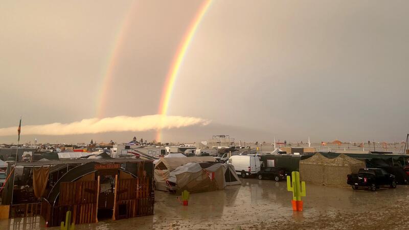 USA: Burning Man zieht Zehntausende in die Black Rock Wüste Heftiger Regen und Schlamm sorgte beim Burning Man 2023 für Chaos