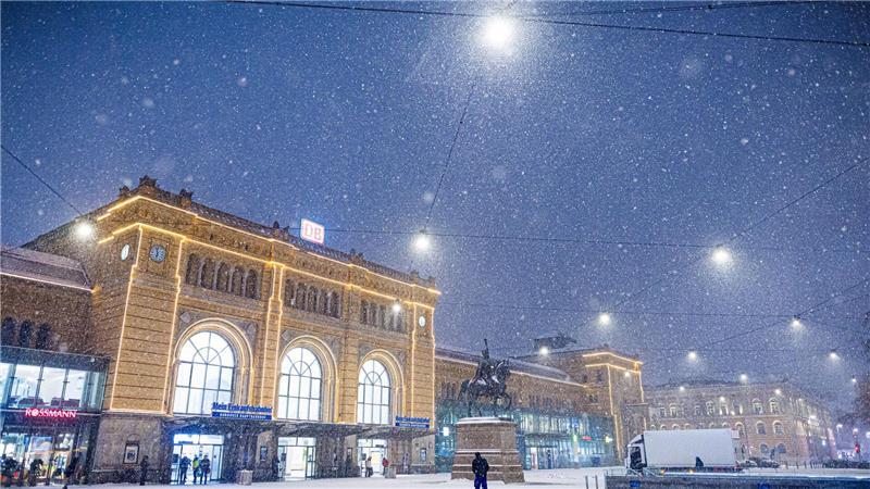 Heftiger Schneefall sorgt in Niedersachsen für Verkehrsbehinderungen.  