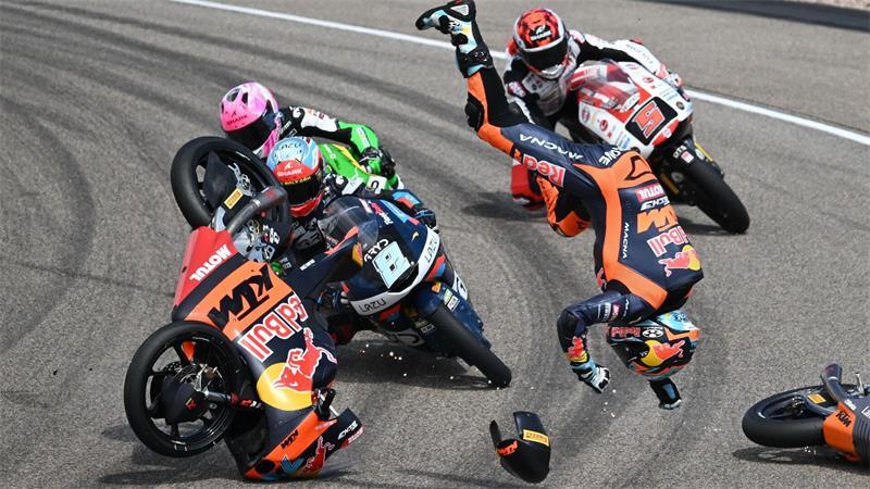 Heftiger Sturz: Beim MotoGP - Grand Prix von Deutschland auf dem Sachsenring fliegt Valentin Perrone aus Argentinien im Moto3-Rennen durch die Luft. 