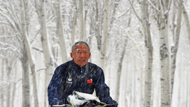 Starker Wintereinbruch in China - Tote Hirtinnen in Mongolei Heftiges Schneetreiben in Nordchina.