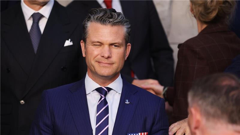 Riss in Flugzeugscheibe: US-Pentagonchef muss zwischenlanden Hegseth hatte Probleme mit seinem Flug.