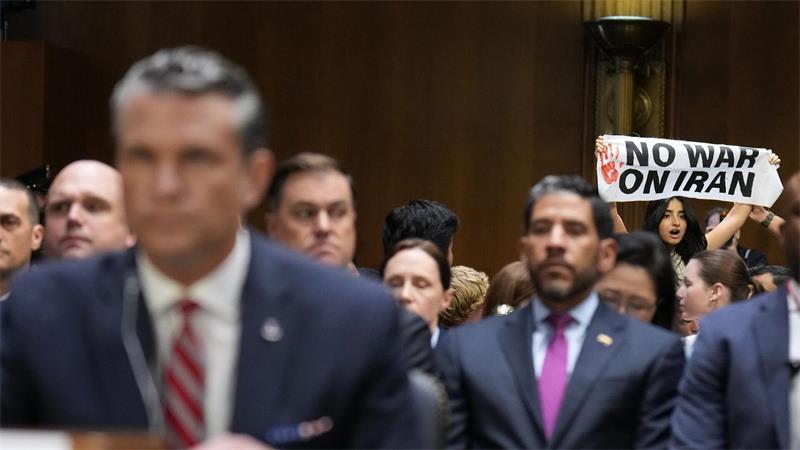 Flugabwehr aktiviert: Erstmals wieder Explosionen in Teheran Hegseths Auftritt im Senat wurde von Protesten gegen den Iran-Krieg begleitet.