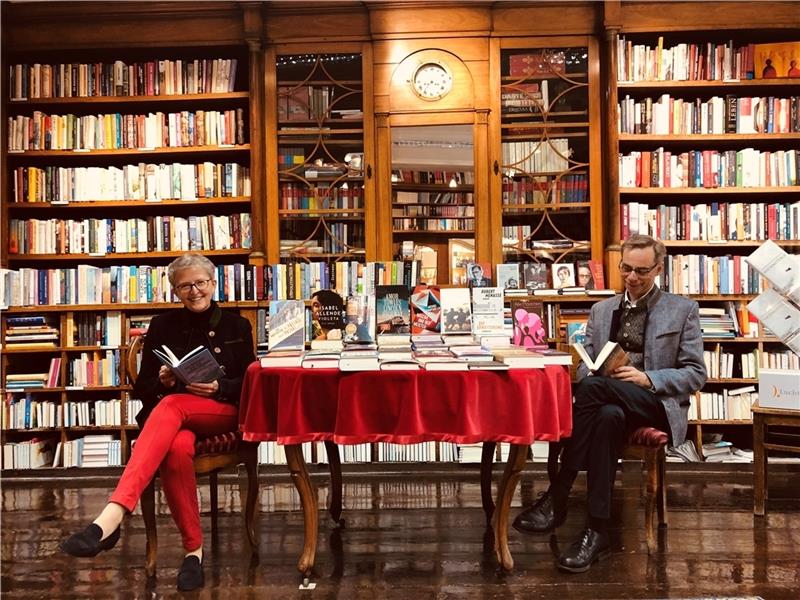 Heide Koller-Duwe und Sebastian Duwe in ihrer Prädikatsbuchhandlung Schaumburg in Stade. Archivfoto: Klempow