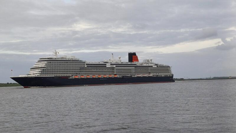 Leserfotos: Kreuzfahrtdampfer „Queen Anne“ auf der Elbe Heidemarie Müller hat die "Queen Anne" um 20.30 Uhr am Stader Sand abgelichtet.