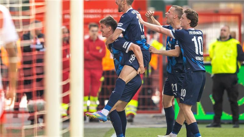 Bochum und Kiel steigen aus der Bundesliga ab - Das geht am Sonntag Heidenheim darf nach dem Sieg in Berlin weiter auf den Klassenerhalt hoffen.