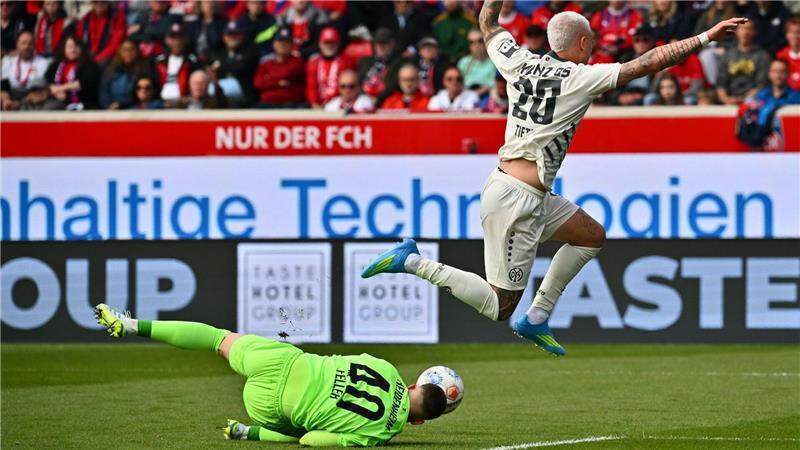 Heidenheim und Frank Feller am Boden.