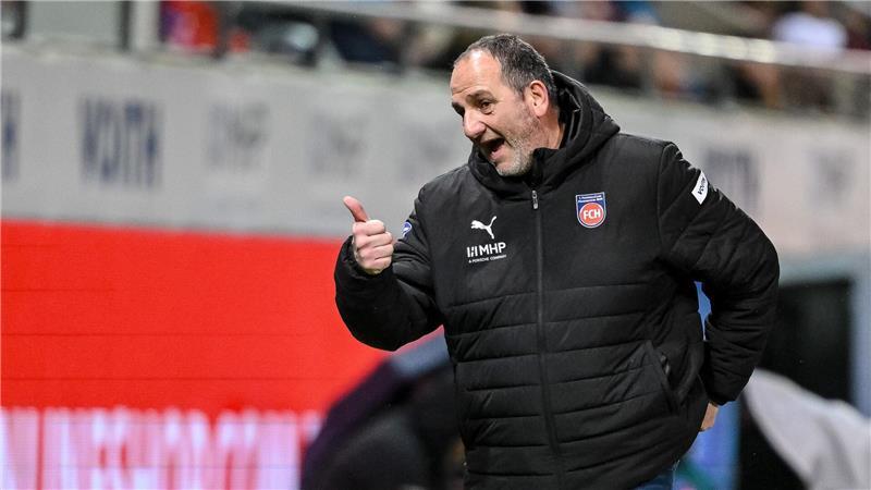 Heidenheims Dauer-Trainer Frank Schmidt ist ebenfalls unter Druck. (Archivbild)