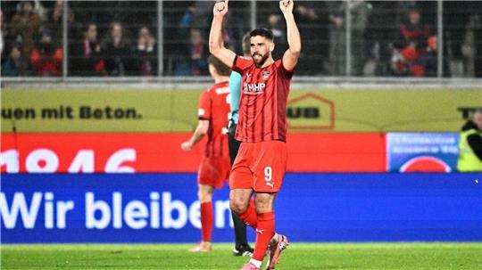 Heidenheims Erfolgsjoker Stefan Schimmer jubelt nach dem Sieg gegen Freiburg. 