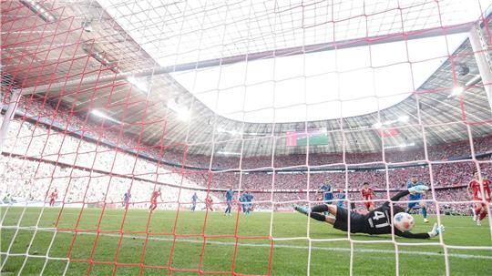 Heidenheims Schockmoment: Der Schuss von Bayern-Star Michael Olise prallt vom Pfosten an den Rücken von Torwart Diant Ramaj und kullert über die Linie.