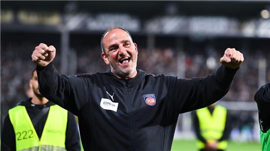 Heidenheims Trainer Frank Schmidt jubelt nach dem Klassenerhalt.
