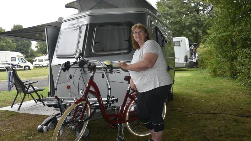 Bett & Bike: Besonderes Angebot für Fahrradtouristen im Landkreis Stade Heidi Hoch nutzt den Platz hinter ihrem Camper für ihr Fahrrad.