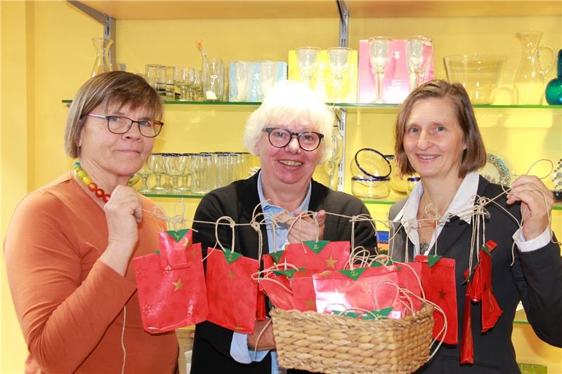 Heidi Hoppe, Annette Lüders und Kathrin Ringleben vom Weltladen zeigen den selbstgepackten Fairen Kalender  - der schon nach zwei Tagen ausverkauft war. Foto: Richter