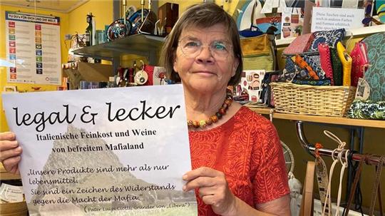 Heidi Hoppe gehört zum Weltladen-Team in Buxtehude. Den Weltladen gibt es seit 33 Jahren. Das Geschäft am Petri-Platz ist der dritte Standort.
