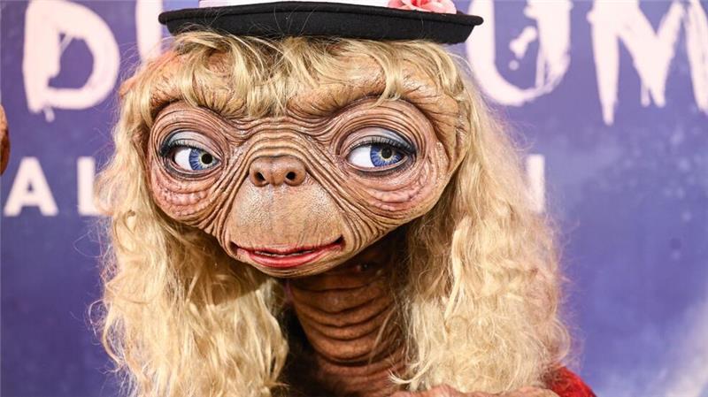Heidi Klum als E.T. - ihr Kopf ist der Hals.