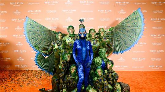 Heidi Klum kommt als Pfau verkleidet zu ihrer 22. jährlichen Halloween-Party in New York.