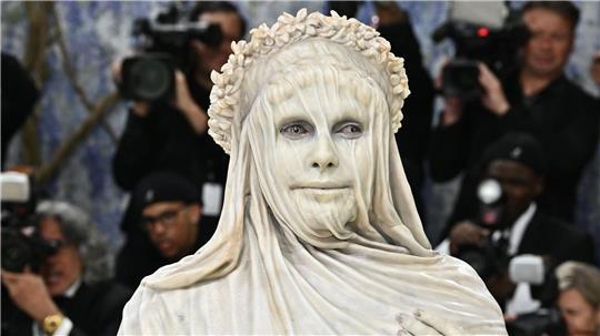 Heidi Klum kommt als Statue zur Met-Gala. 