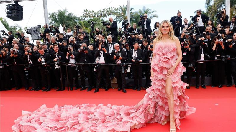 Schluss mit Schweigen – Robert De Niro teilt gegen Trump aus Heidi Klum mit einem besonders voluminösem Kleid.
