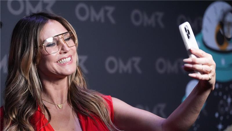 Heidi Klum nimmt sich Zeit für ein Selfie.