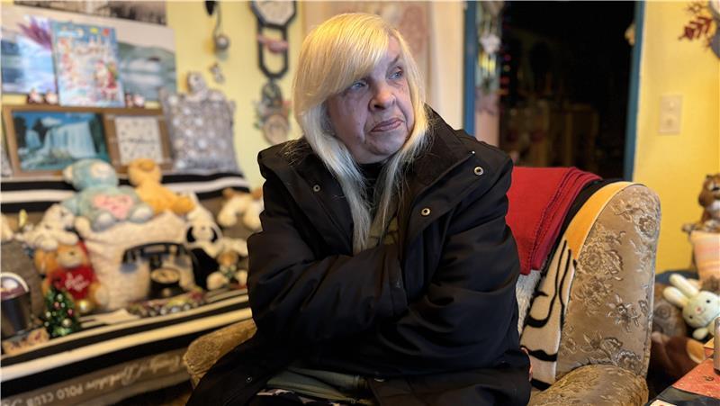 Heidi Krause lebt seit 23 Jahren in ihrer Wohnung in der Grünendeicher Straße 2. Wasser musste sie zuletzt aus dem Keller in den sechsten Stock schleppen.