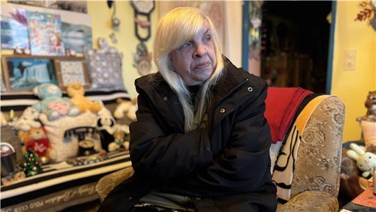 Heidi Krause lebt seit 23 Jahren in ihrer Wohnung in der Grünendeicher Straße 2. Wasser musste sie zuletzt aus dem Keller in den sechsten Stock schleppen.