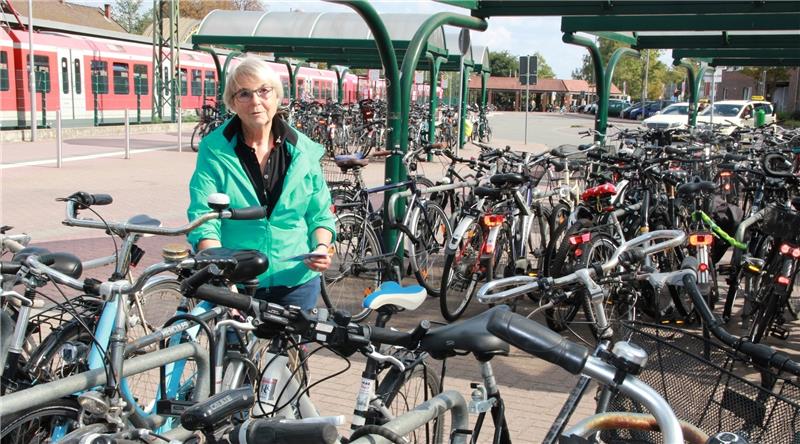 Heidi Krogoll ist Fahrrad-Aktivistin aus Überzeugung und verteilt am Bahnhof Flyer, um fürs Mitmachen beim ADFC-Fahrradklimatest zu werben (www.fahrradklima-test.de). Fotos Richter